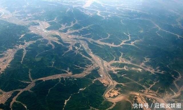 千古|儿子把父母葬在山坡,没想到是龙脉之地,多年后成千古一帝