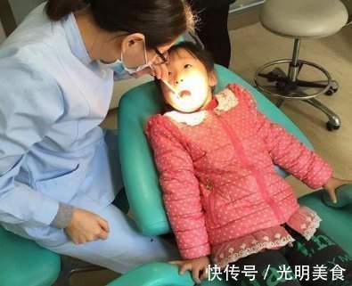 刷牙|“鲨鱼牙”宝宝照片走红,妈妈送医后,医生全赖家长
