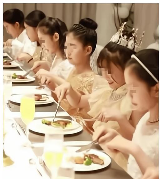 家长|“名媛速成班”,家长踊跃报名,真指望孩子变做作实现阶级跳跃吗