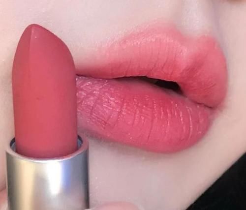 再有钱也别跟风这几只热门口红，谁涂谁丑！长得一般根本hold不住