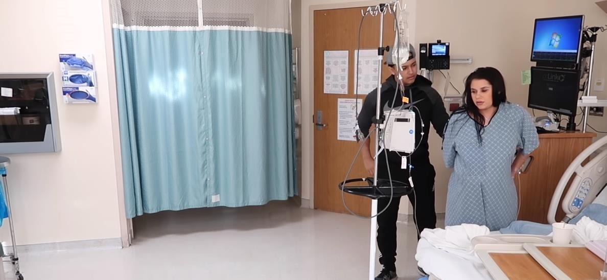 顺产|产妇顺产,医生又掏又剪又缝,丈夫围观,出产房后态度让人寒心