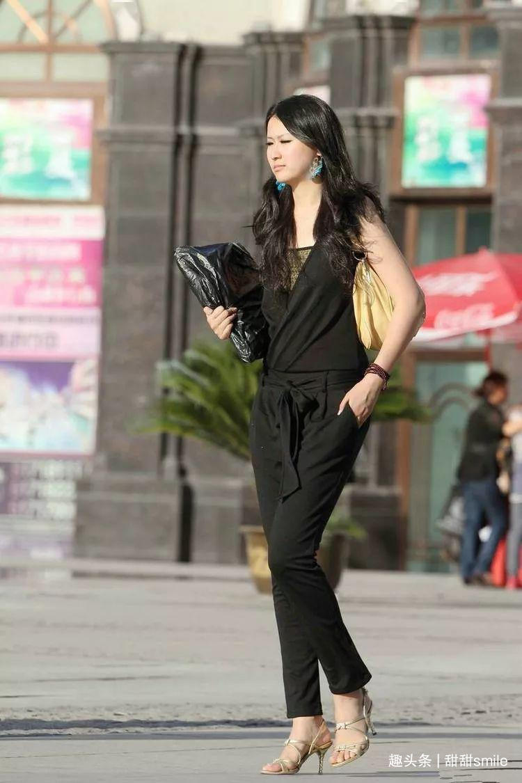 迷人|美女脚上搭配一双气质高跟凉鞋,绑带的设计让她看上去更加的迷人