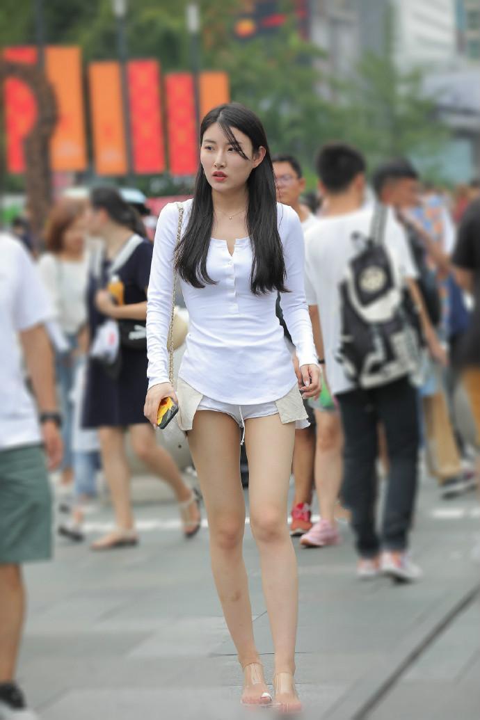 穿搭|街拍简约减龄又靓丽,短裤穿搭让你的气质更具青春风采
