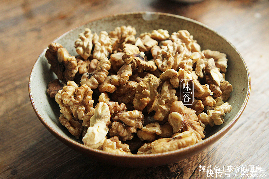 新年将至,教你一道核桃做的小零食,香甜脆口,多少都不够吃