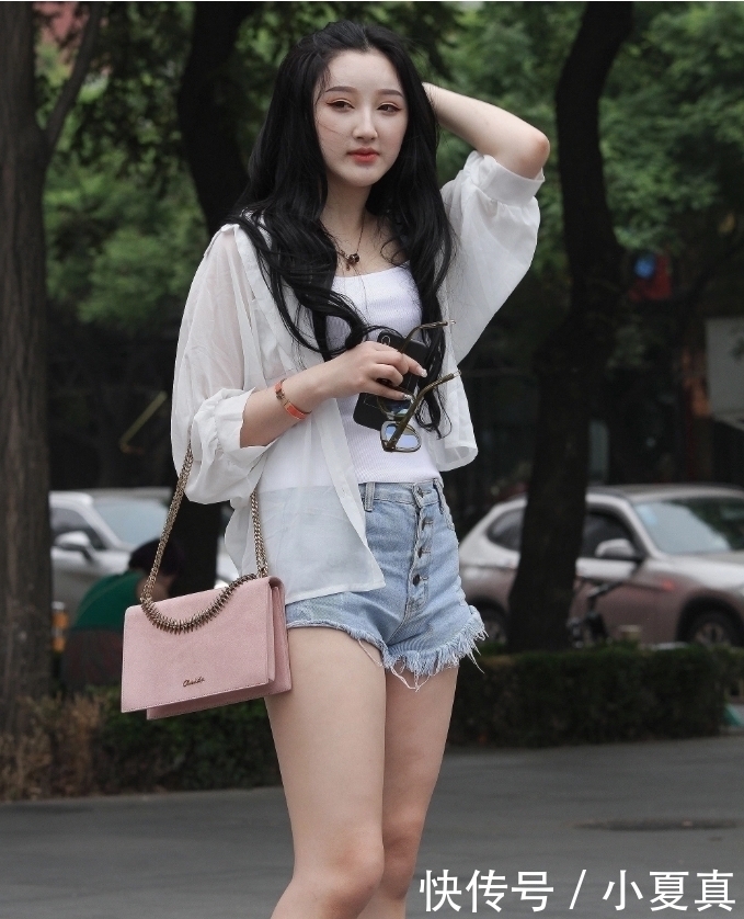 街拍这2个女孩长得都漂亮,更喜欢左边那女孩,真是迷人