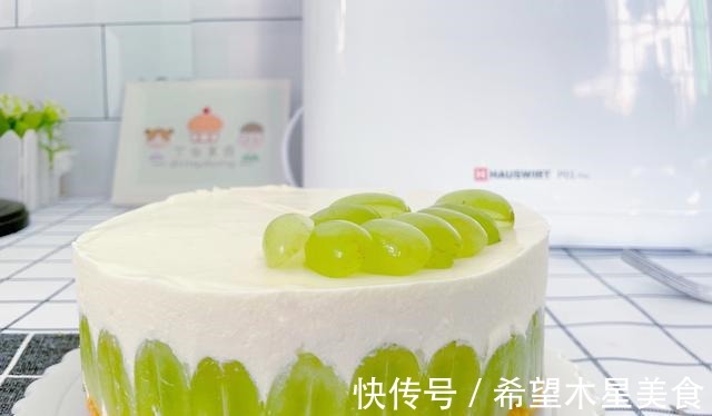 好吃不腻酸奶慕斯蛋糕，酸酸甜甜的青提鲜嫩爽口，口感太好了！