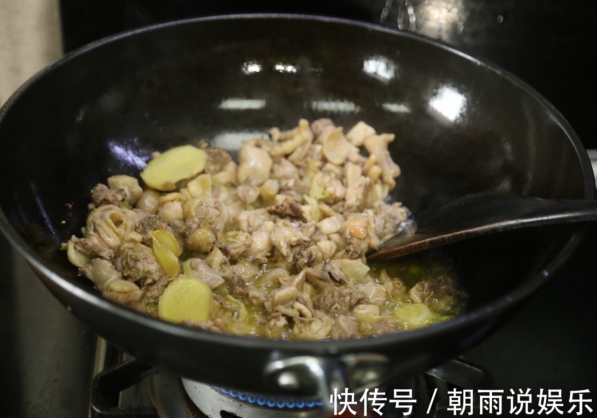 换个方法吃鸡!比辣子鸡好吃10倍,一整只鸡连骨头渣渣都嚼了!