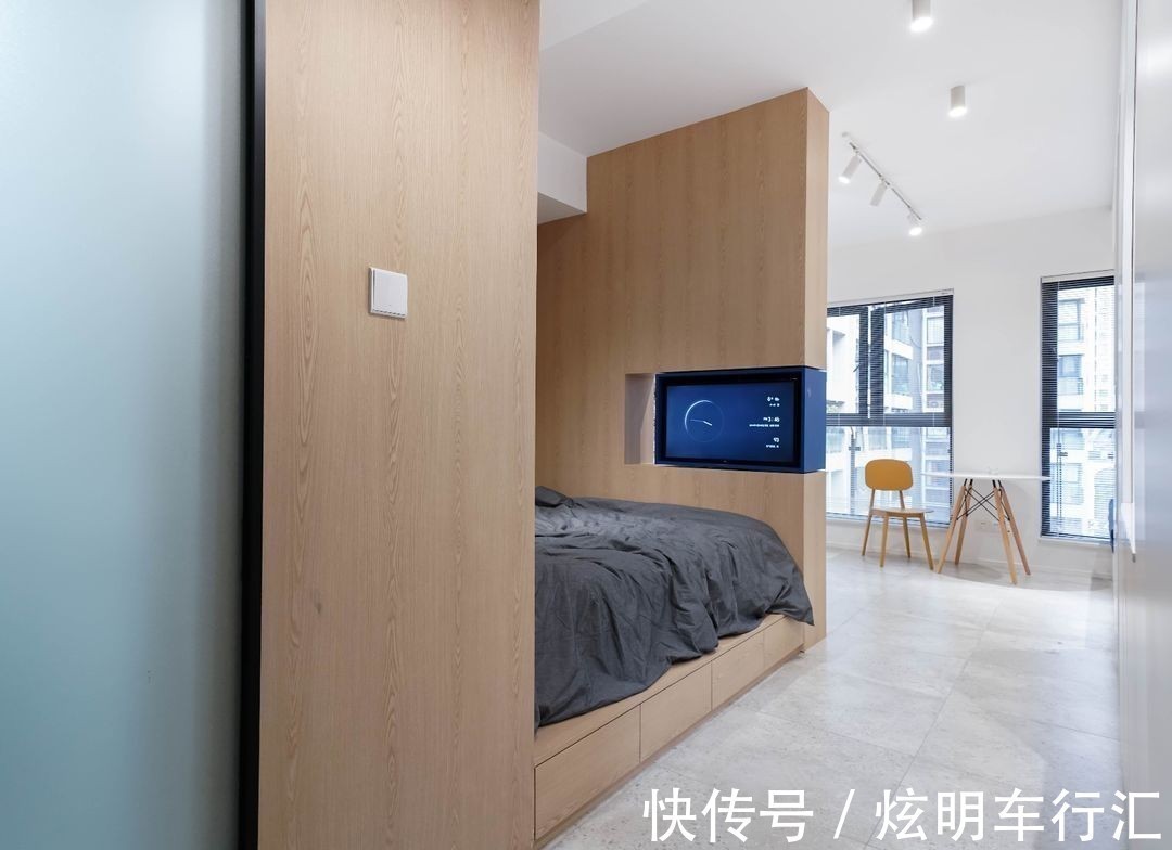 客厅|不到30平的单身小公寓,所有设备一应俱全,还有可旋转的电视