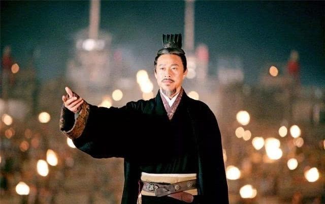 阴险|曹操将3个女儿送入宫中，皇帝看后两腿发软，这招实在是阴险！