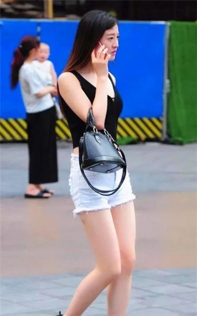 尽显|街拍肤白貌美的小姐姐,修身衣搭配紧身裤,尽显苗条好身材