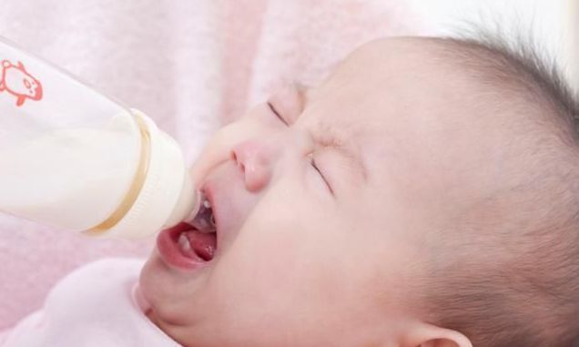 奶粉|夏季给宝宝泡奶有讲究:到底用温热水还是凉白开,妈妈内心要有数