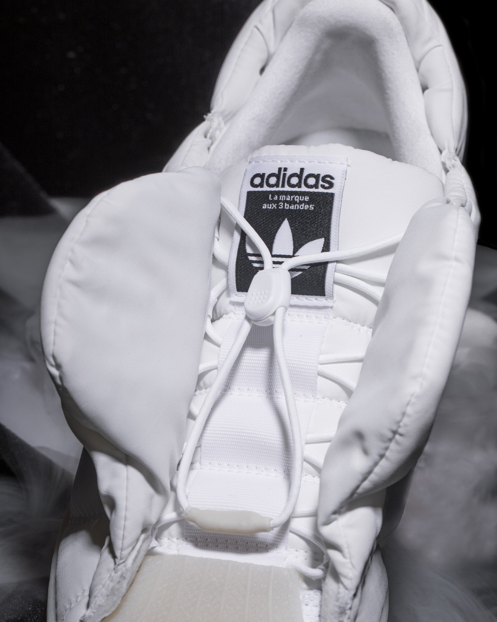 gin天太冷, 阿迪给鞋都穿上棉袄了! 小姐姐露腿穿真白啊!