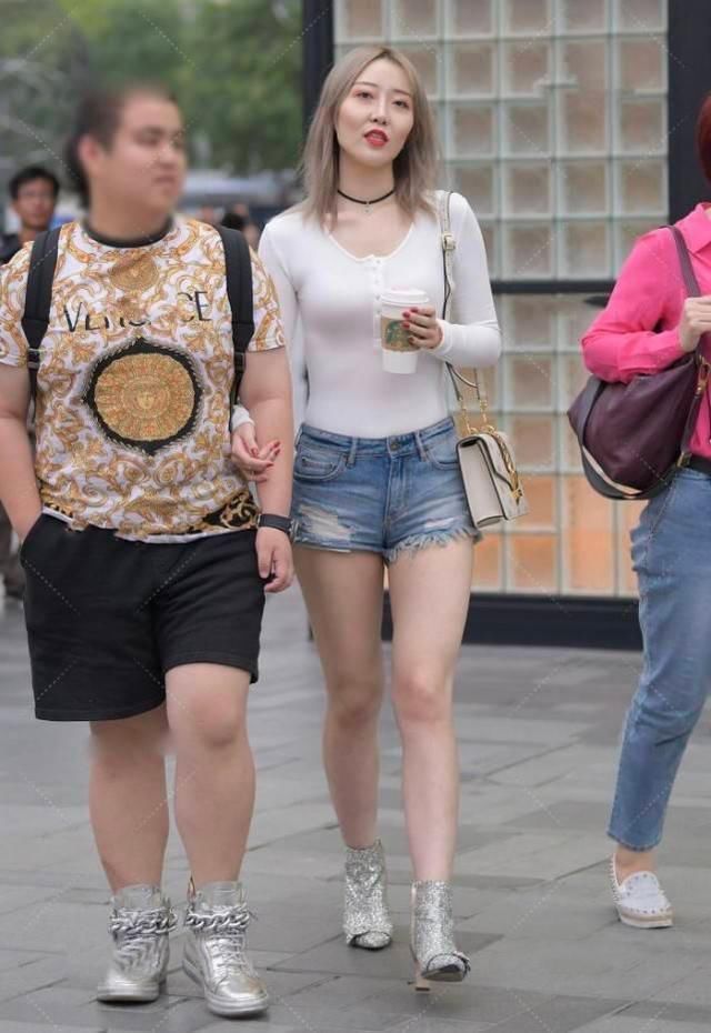 上衣|白色紧身上衣搭配热裤彰显独特夏日风,大热天穿裹脚雨靴不嫌热