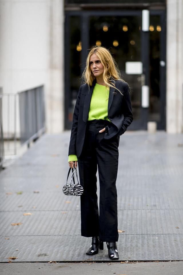 最近火了一种穿法叫“短靴+九分裤”，显高又飒爽，时髦一整冬