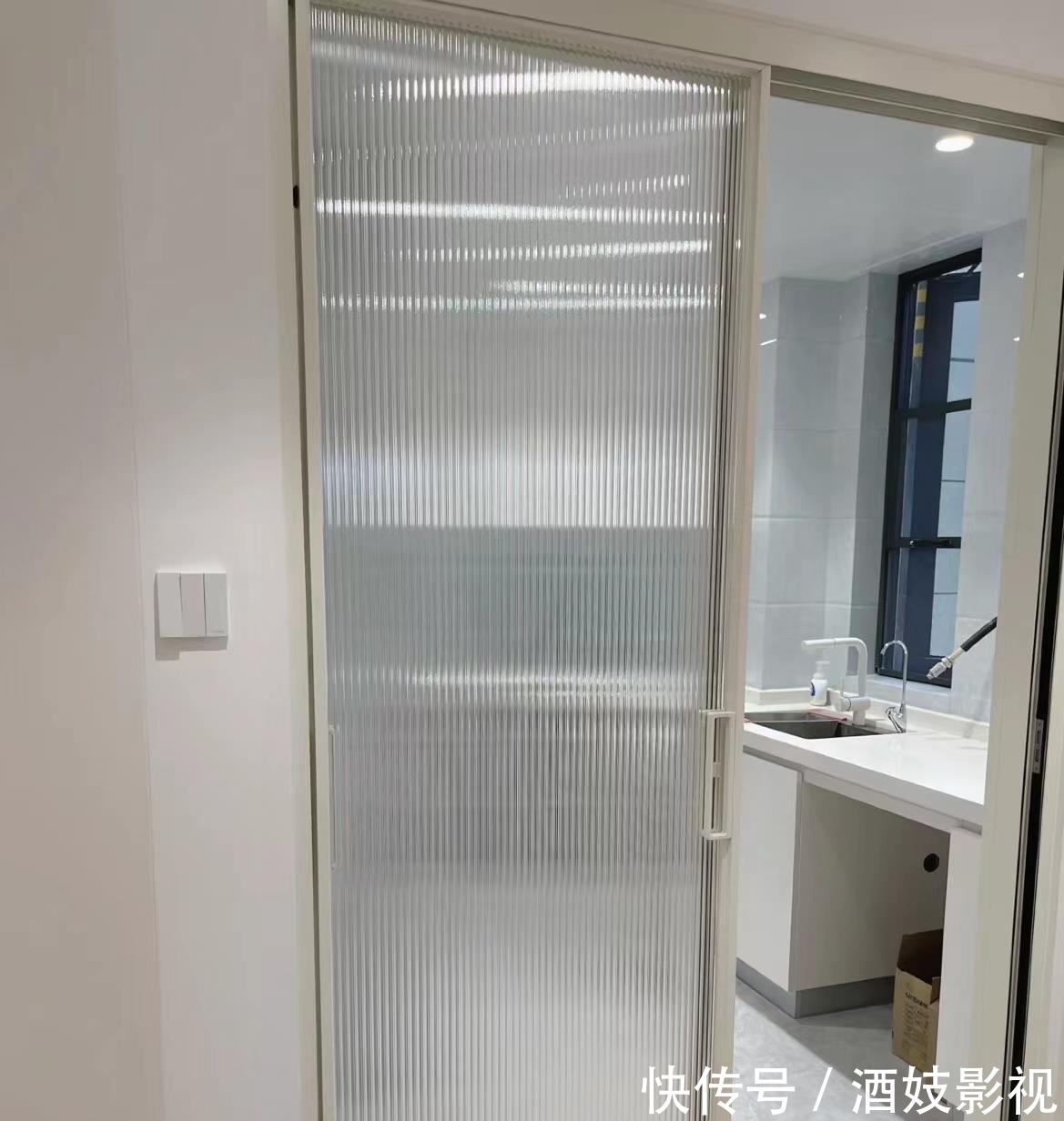 装饰画|他们家81㎡，用原木+现代简约，打造成日式混搭风，平淡又温馨