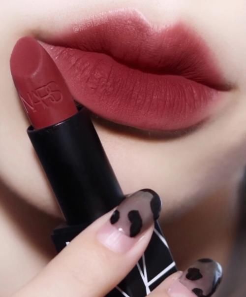 小颜|黄皮女人别总涂“红棕色”,这几支“玫瑰色”照样显白