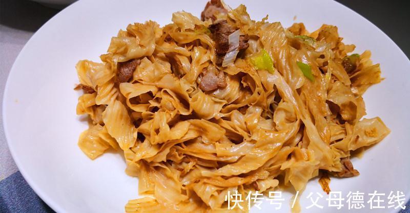 公公来家里住,媳妇做的早餐,在朋友圈火了,网友:太寒酸,抠门