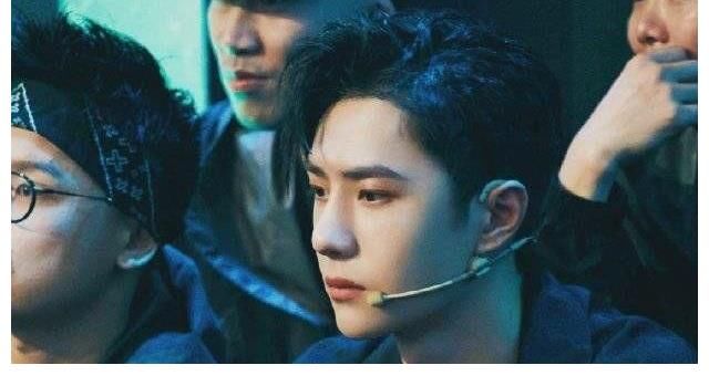 王一博|乐华演唱会倒计时,王一博亮相红毯,粉丝应援大屏成亮点