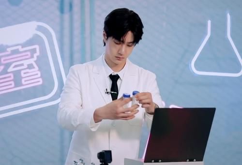 王一博念结束词眯成迷弟眼，顺着他视线看台下，这隔空撒糖的方式绝了