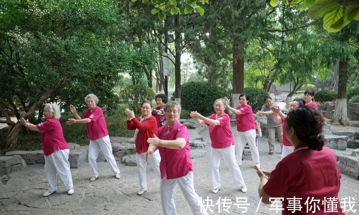 老两口|为什么奉劝老年人不要去跳交谊舞？62岁阿姨：交谊舞害人不浅
