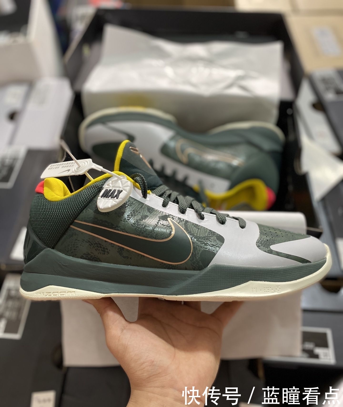 要想生活过得去,脚底总得带点绿!Kobe 5森林绿配色开箱测评