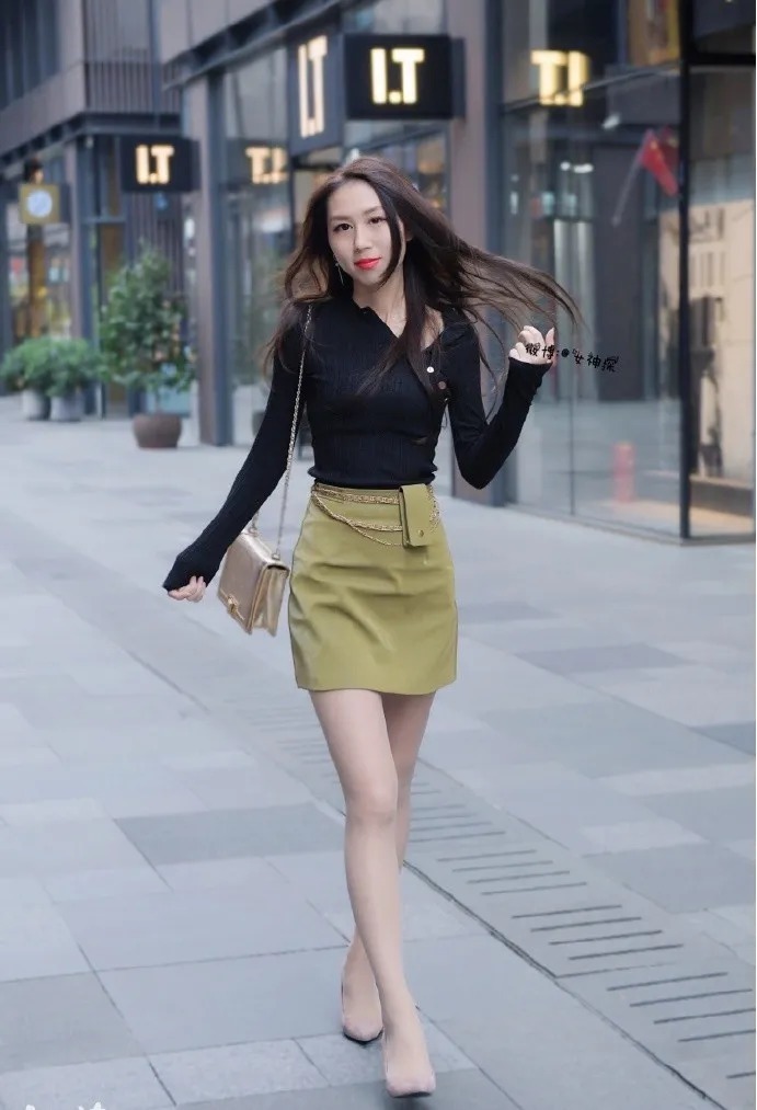 简单|高跟鞋穿搭,黑色长袖上衣搭配淡橘黄色露膝短裙,简单青春有活力