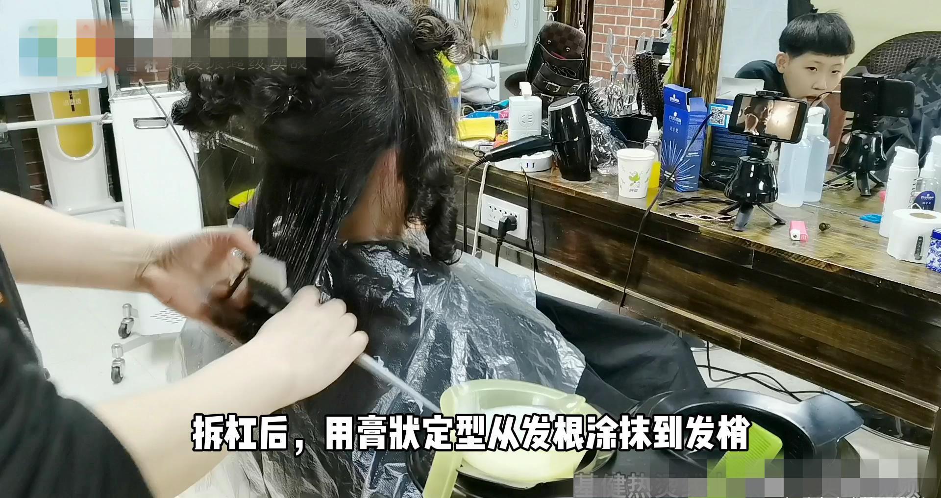 离子烫|50岁女士自来卷沙发发量多,头发抛光+抱团卷,柔软减龄又时髦