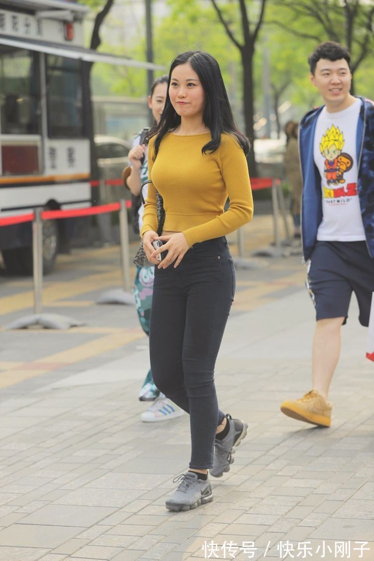 容颜|小姐姐绿色的穿搭显得清爽自然,容颜清秀甜美,看上去时尚又可爱