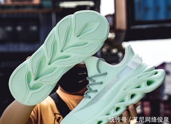 涅槃重生 我国“最励志”的跑鞋之王,曾被外国跑迷嫌弃,如今逆袭吊打耐克