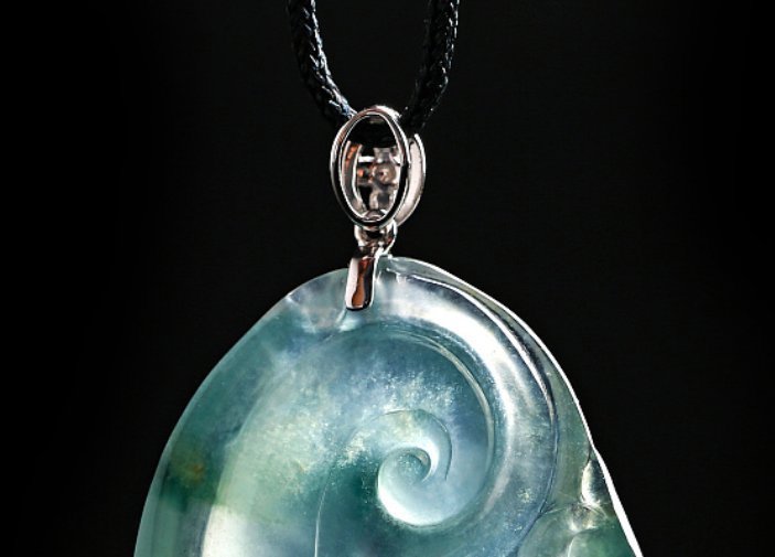 竟然|为什么越贵的翡翠越要用黑色挂绳,而遇到白绳就绕道里面学问竟然