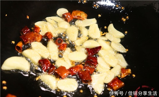  出水|炒大白菜时，马上下锅是大错！大厨教你一招，鲜嫩脆爽、又不出水