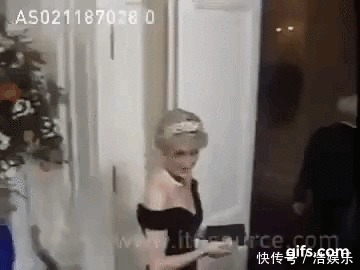 戴妃最具现代的一套首饰,都选择露肩礼服与之搭配,雍容华贵