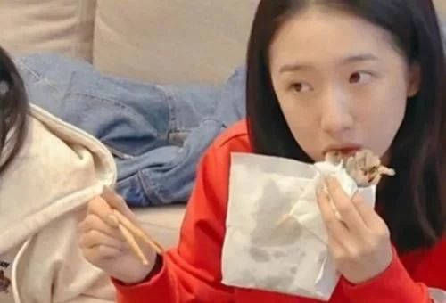 火箭少女101 孟美岐模仿李沁吃鸡腿,全网却盯着她的素颜看!
