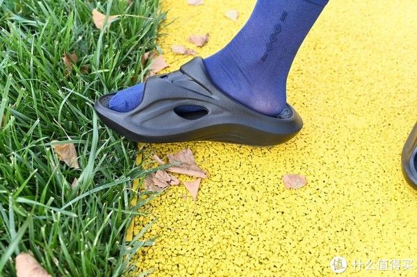 软弹|衣食住行 篇一:更贴脚的休闲拖鞋,舒缓疲劳走路更轻松,咕咚软弹运动拖鞋体验