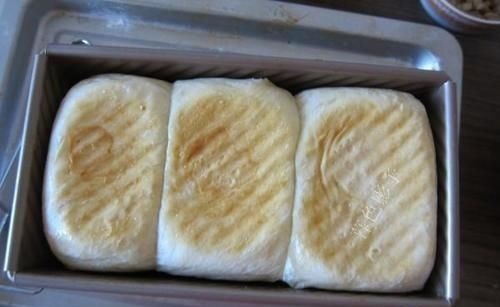 喜欢吃面包，隔几天就做一个，比蒸馒头都简单，喧软拉丝真好吃
