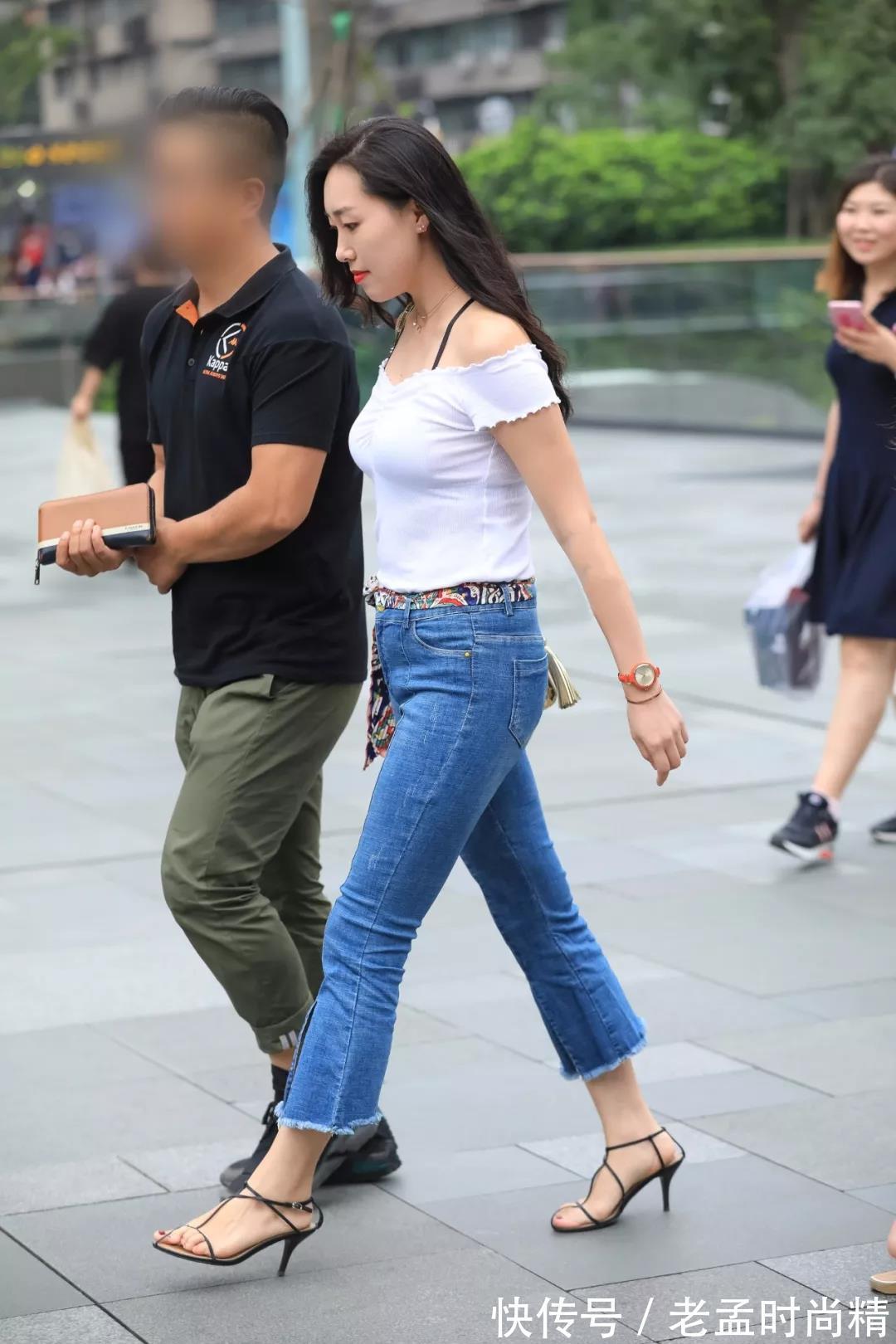 路人|街拍路人,简约又普通的衣服搭配高跟鞋,让你变得成熟干练又大气