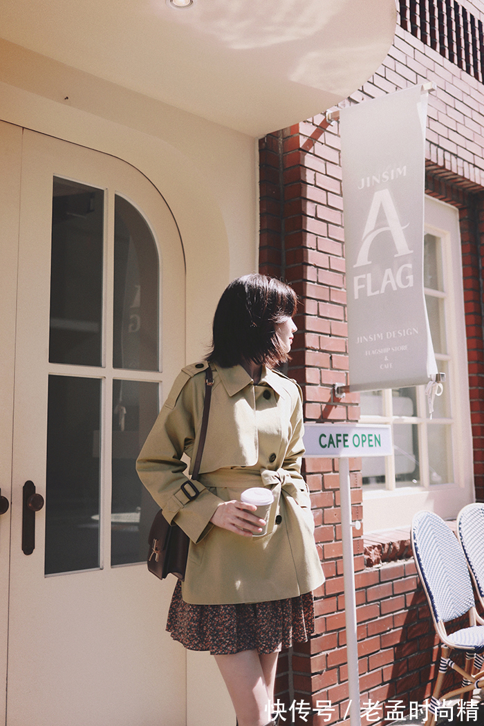 风衣|纯手工水洗棉面料的风衣,与深色的牛仔裤搭配显得英气十足