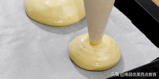 轻轻软软像在捏了朵云，一口下去奶香、醇苦、香甜、微酸