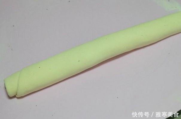  来点“特别”的花卷当早餐，皮上撒芝麻，放花生，满口留香