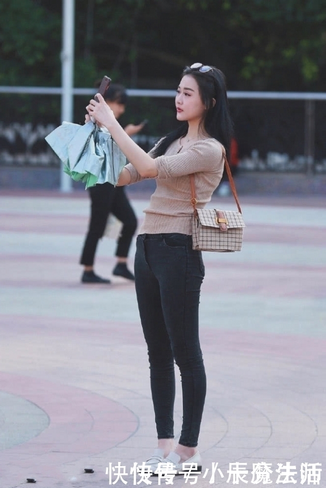 路人街拍，牛仔裤凹显出美女的腿部线条，显得她更加有气质