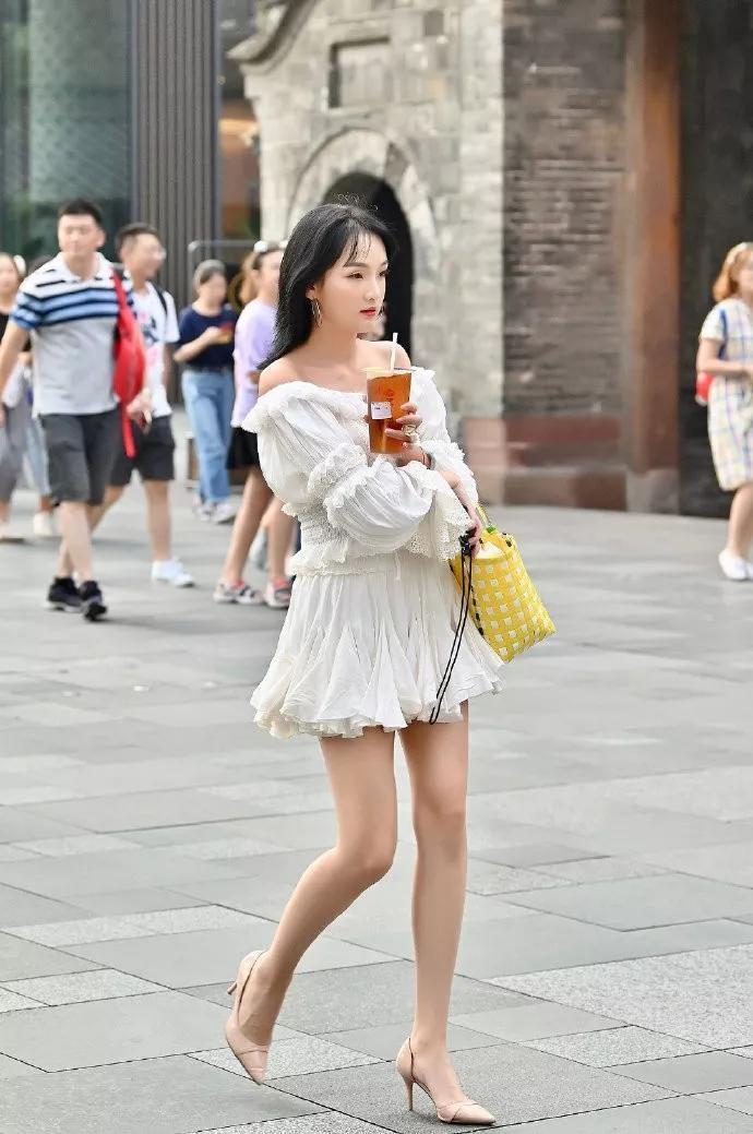 小姐姐 吊带连衣裙比较修身,不过搭配一双绑带凉鞋,非常的显气质