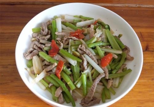 茼蒿茎|它含天然“安眠药”,养心安神护脑,改善睡眠,和肉一起炒,下饭