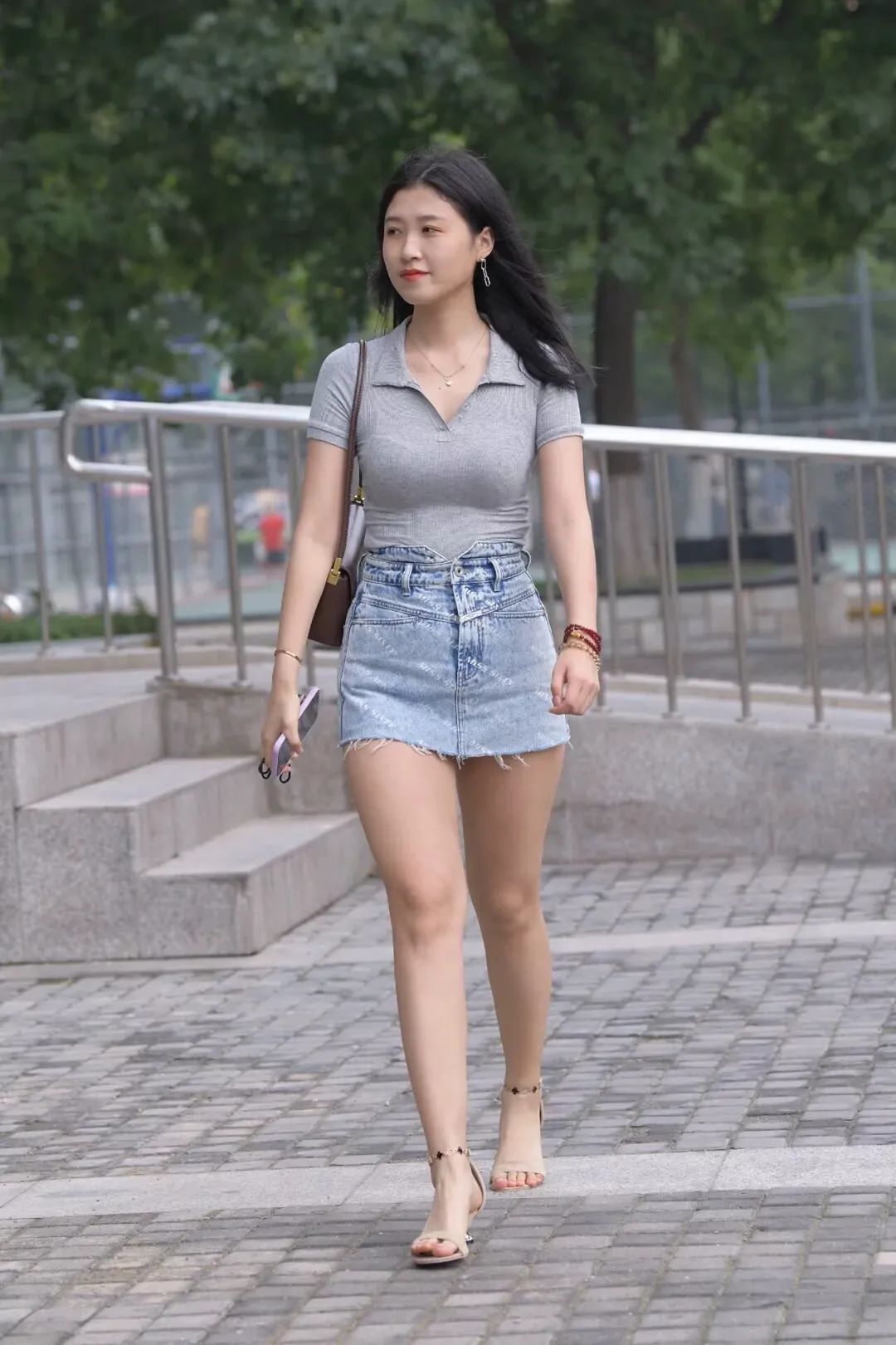 绒裤 牛仔裙高跟鞋,搭配灰色T恤,时尚减龄