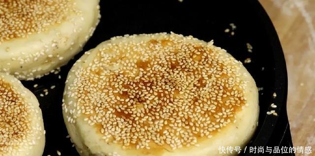 搅拌均匀|自制椒盐烧饼,方法简单一学就会,早起不用买早餐