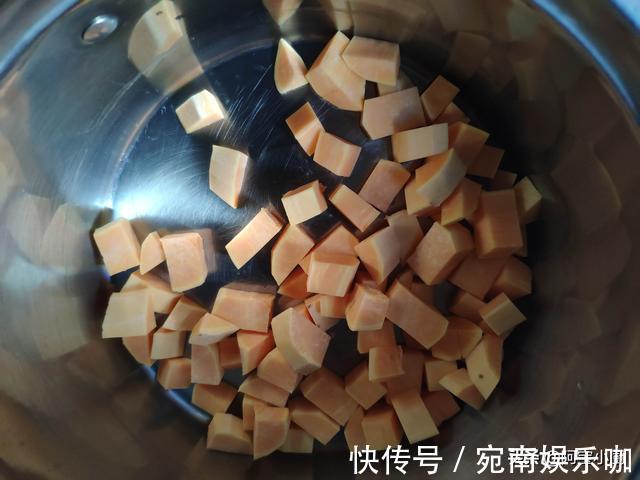 黄瓜|家里做菜剩余的边角料，利用好，转身成为简单好吃美味的炒四丁