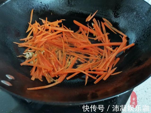 紫甘蓝|这个饼凉了也不会硬，天热了吃这样的饭菜，不会让你出汗哦