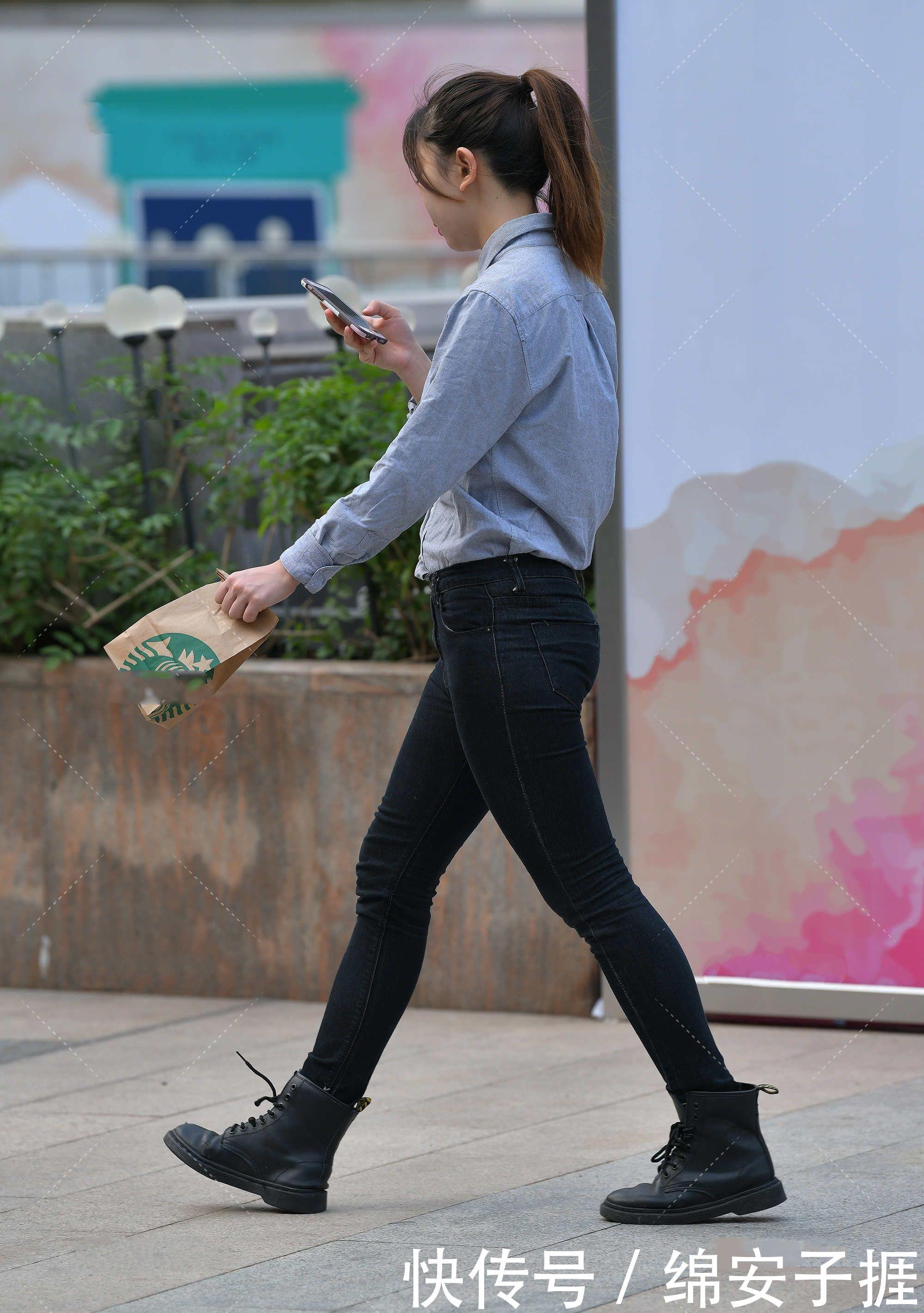 浅蓝色牛仔衬衫，干净利落，帅气洒脱