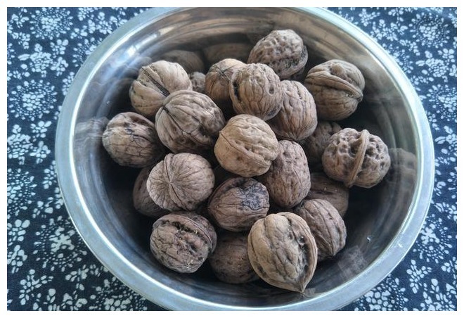 核桃好吃难去壳,试试放锅蒸一蒸,核桃皮容易去,核桃完整不易碎