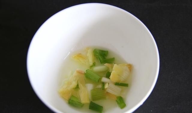 清蒸鲈鱼用热水还是冷水?10个人9个错,难怪鱼肉不鲜且腥味重