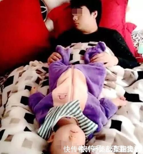 孩子|爸爸陪娃睡觉,醒后发现娃不见了,吓坏了赶紧找,结果自己都乐了